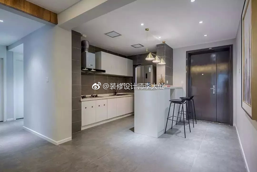 103三居,简约港式大平层,书房餐厅这样隔断才够味!家装头条业之峰装饰装修设计家居装修现代风格装修现代风格装修设计港式风格提升家居逼格很少看到有家庭装修时候会选择简约港式风,本身简约风就以线条感和简约美著称,在结合港式冷静色彩和简单线条,让居室环境呈现出独特的高贵感,公共区域全部采用开放式设计,不仅平衡了整体环境的冷艳,更带来畅通无阻的走动空间。