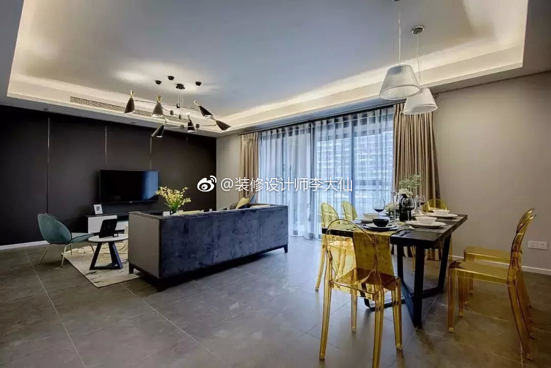 103三居,简约港式大平层,书房餐厅这样隔断才够味!家装头条业之峰装饰装修设计家居装修现代风格装修现代风格装修设计港式风格提升家居逼格很少看到有家庭装修时候会选择简约港式风,本身简约风就以线条感和简约美著称,在结合港式冷静色彩和简单线条,让居室环境呈现出独特的高贵感,公共区域全部采用开放式设计,不仅平衡了整体环境的冷艳,更带来畅通无阻的走动空间。