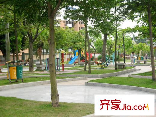 庄士映蝶蓝湾小区往西200米休闲绿化广场