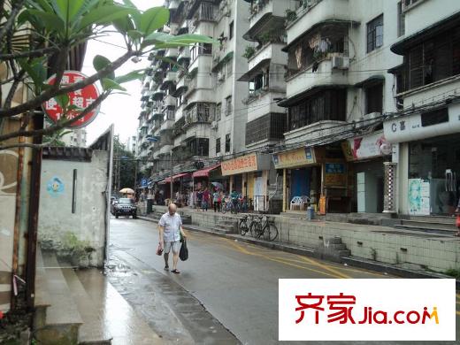 翠屏・瀚宇贵都二期小区正门左边的街道(距离项目10米)