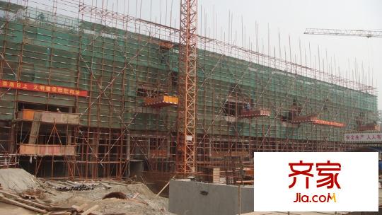 鴻意萬嘉外景圖一期1號樓的施工情況（2011.4.15）