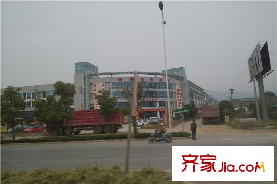 立德美林谷距案場(chǎng)1000米的寶華鎮(zhèn)商業(yè)