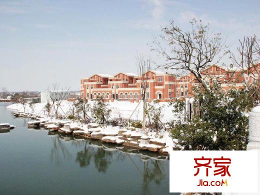 鴻德紫谷外景圖項目11#樓外立面實景及外圍水景（2013.2）