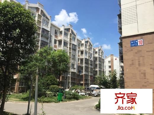 江畔人家外景圖