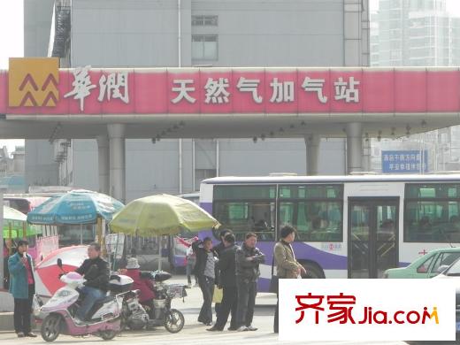 天鵝湖花園配套圖小區(qū)西門的華潤(rùn)天然氣加氣站