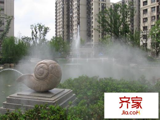 綠地新里紫峰公館實(shí)景圖一期內(nèi)水池噴泉（2013-8-23）