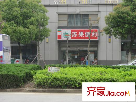 高爾夫國(guó)際花園小區(qū)西門樓下蘇果超市