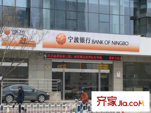 高爾夫國際花園北側(cè)500米勝太路商業(yè)街銀行