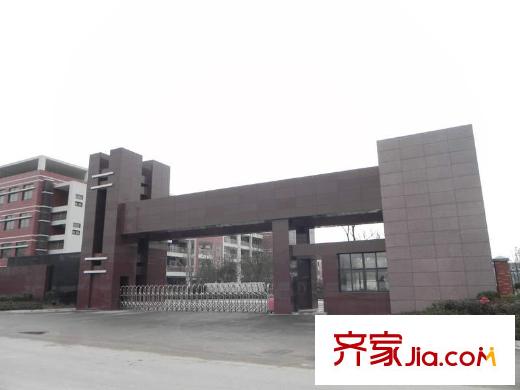 旭日愛上城1-4區(qū)配套圖項(xiàng)目南面的學(xué)校（2012.02）