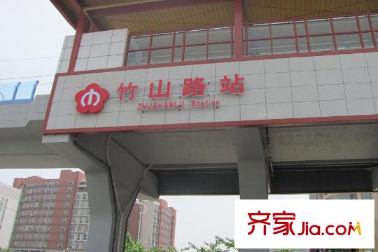 龍湖G23地塊項(xiàng)目南側(cè)約1000米處的地鐵站