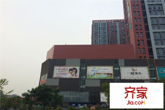 曉莊國際廣場酒店式公寓底部的商業(yè)（2015-08-21）