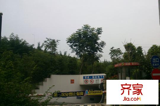 贊成領(lǐng)尚小區(qū)停車場（2015-3-16）