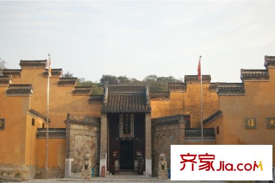 錦隆云山墅項(xiàng)目南側(cè)的寶華山寺廟