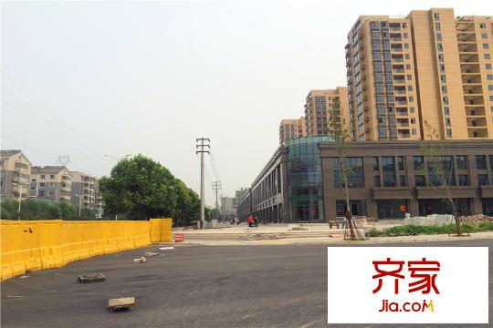 林景御園臨近項目已修建好的道路（2015-08-21）