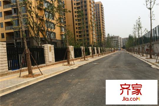 林景御園臨近小區(qū)的道路（2015-08-21）