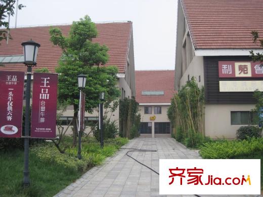 綠城水晶藍(lán)灣向南約400米會(huì)所