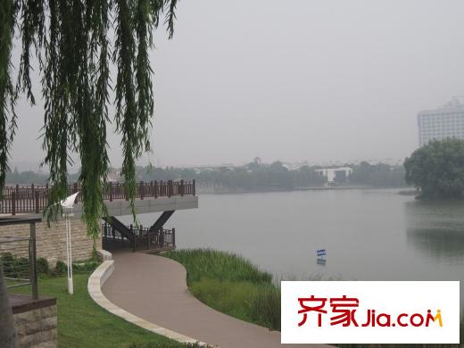 綠城水晶藍灣向北約300米百家湖