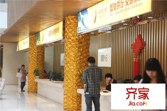 弘陽(yáng)VOHO4.8II售樓處里的購(gòu)房者 2015.6.24
