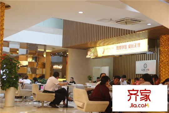 弘陽(yáng)VOHO4.8II售樓處里的購(gòu)房者 2015.6.24
