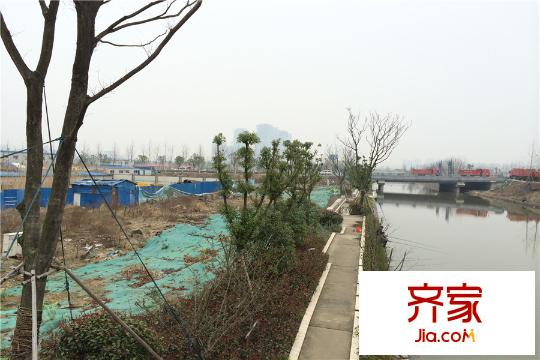 升龍?zhí)一▓@著項目地塊沿河景觀（2015-3-19）