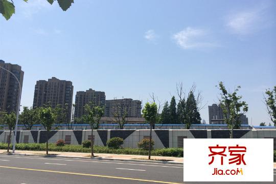 奧體月安街項(xiàng)目項(xiàng)目外圍圍墻（2015-5-21）