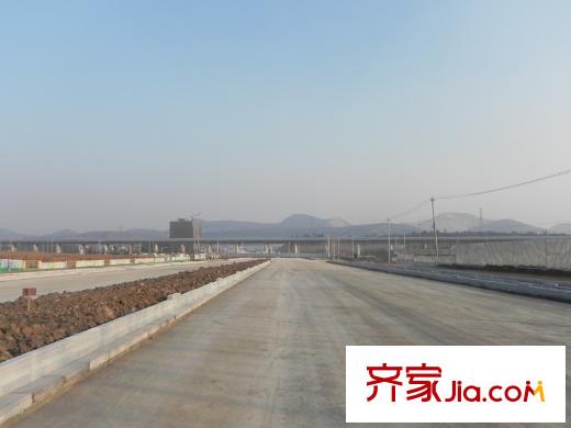 中海國際社區(qū)經過中海前面的鐵軌