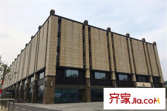 中電頤和府邸項目北側100米的萬谷惠生活廣場