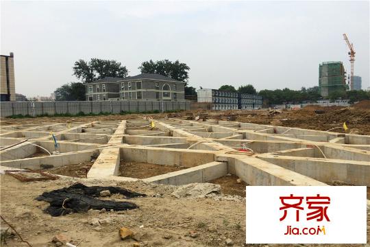 中電頤和府邸高層工地內(nèi)正在打地基（2015-08-21）