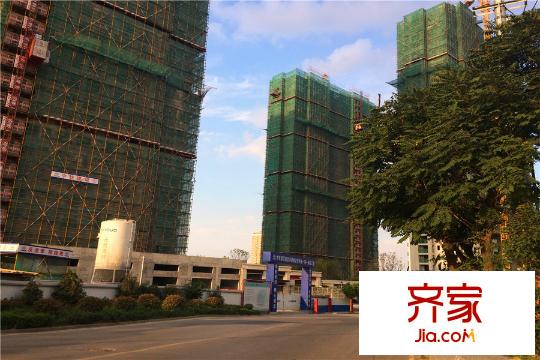 中國鐵建青秀城臨近馬路樓棟已經(jīng)封頂（2015-09-10）