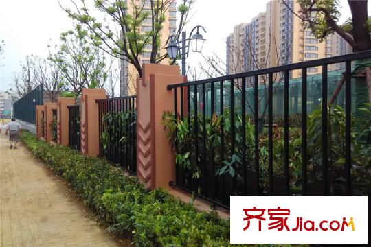 中國鐵建青秀城一街之隔的青秀城小學(xué)