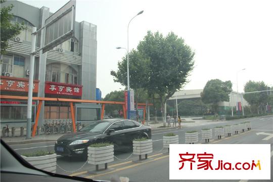 綠地新里悅峰公館項(xiàng)目南400米處自行車點(diǎn) 2015.7.28