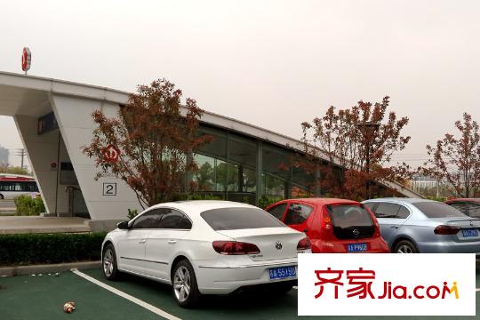 冠城大通藍(lán)郡200米處龍池地鐵站