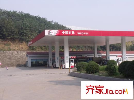 嶺南神韻項(xiàng)目對(duì)面的加油站 