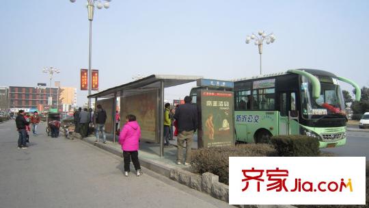 玉融瀚景園向東約100米公交站臺
