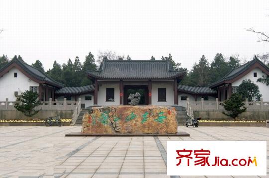萬泰廣場向北1200米無名山公園