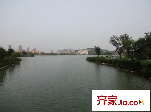 美的城項(xiàng)目西10米金龍湖