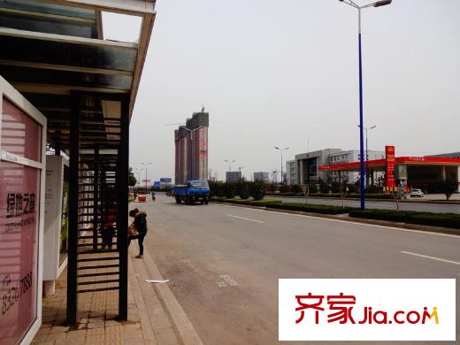 美的城項(xiàng)目東100米公交站和加油站