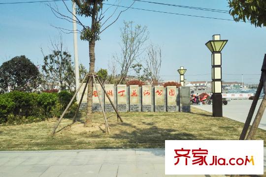 萬科橙郡向北約50米丁萬河公園