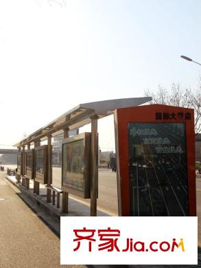 江景國際配套圖項(xiàng)目斜對(duì)面4路公交站臺(tái)