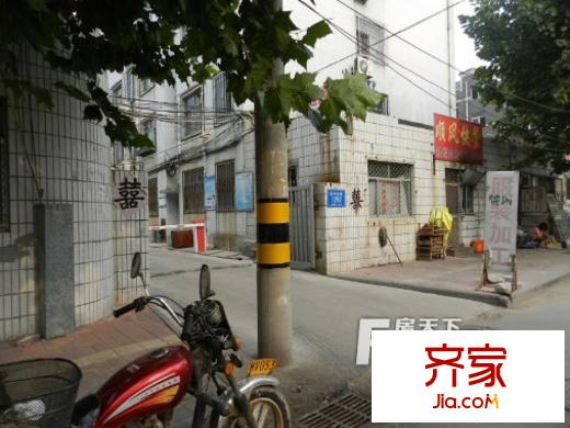 三產(chǎn)辦宿舍外景圖門(mén)口