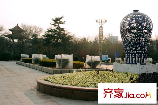 陽光100鳳凰社西行100米斜對面東苑公園