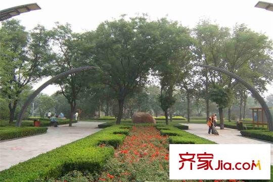 興源國(guó)際城項(xiàng)目西北100米人民公園