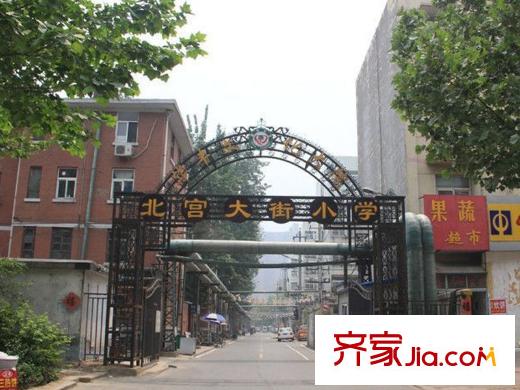 陽(yáng)光美苑項(xiàng)目向西南約1公里北宮大街小學(xué)