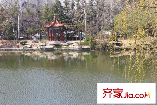 德潤(rùn)左岸綠洲項(xiàng)目西側(cè)緊鄰虞河風(fēng)光