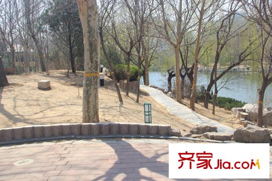 德潤(rùn)左岸綠洲項(xiàng)目西側(cè)緊鄰虞河風(fēng)光