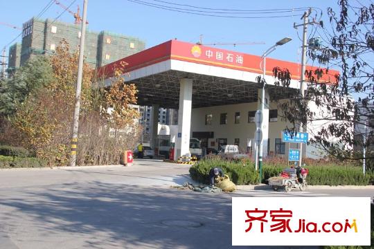 瑞珂沁園向南10米中國(guó)石油加油站