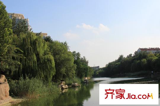 濰坊萬(wàn)達(dá)廣場(chǎng)向東約20米虞河景觀帶