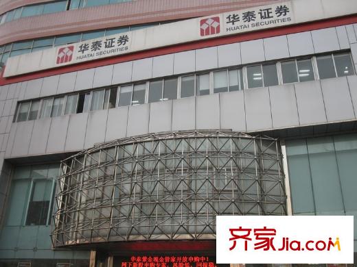 四季綠苑配套圖項(xiàng)目東側(cè)約400米的華泰證券