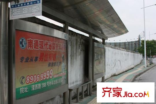 城市名人花園配套圖西側100米的公交站臺
