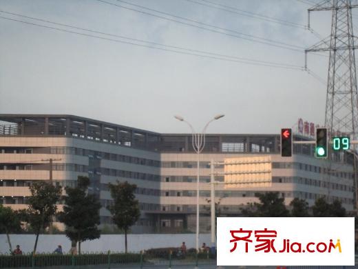 萬(wàn)科金域廣場(chǎng)西側(cè)約500米的第六人民醫(yī)院